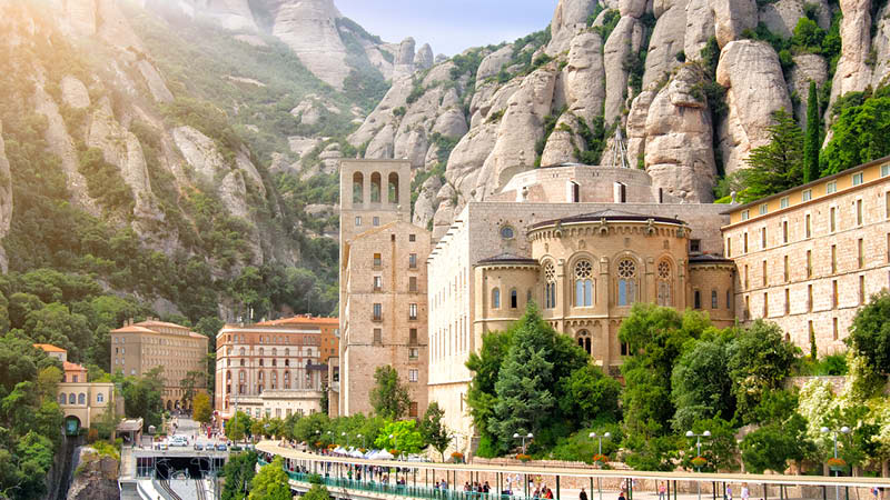 Historiska Montserrat med berg och grönska utanför Barcelona. På en resa i Spanien.